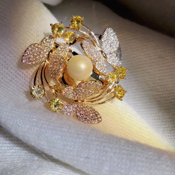 Sálhoz való bross – ötvözet, pillangó-virág alak, elektroplátolás, kagylógyöngy díszítés, többfunkciós dekoratív tű