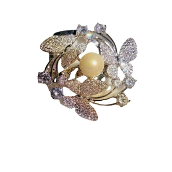Sálhoz való bross – ötvözet, pillangó-virág alak, elektroplátolás, kagylógyöngy díszítés, többfunkciós dekoratív tű