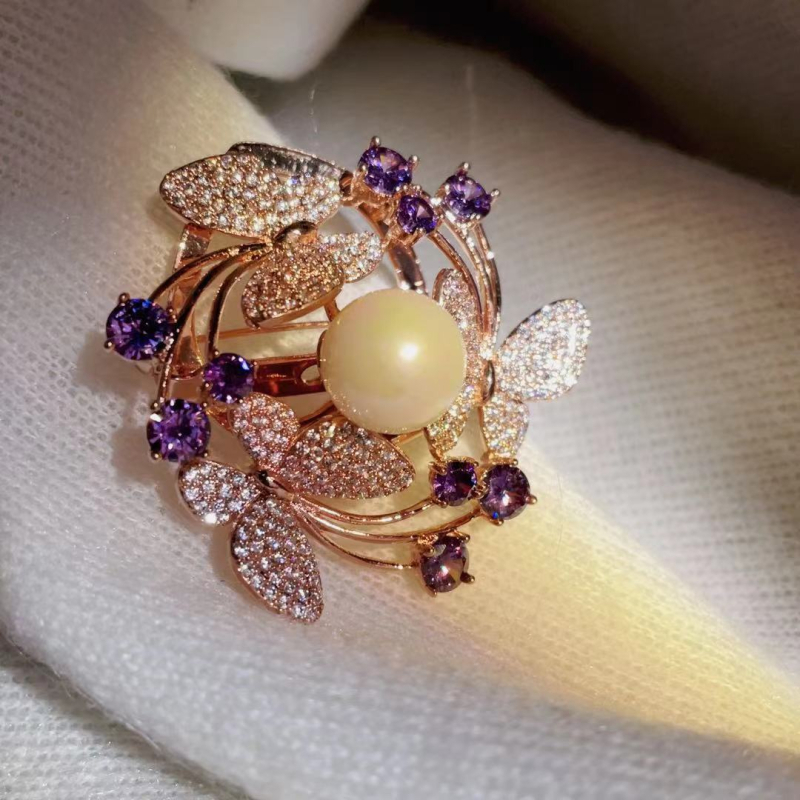 Sálhoz való bross – ötvözet, pillangó-virág alak, elektroplátolás, kagylógyöngy díszítés, többfunkciós dekoratív tű