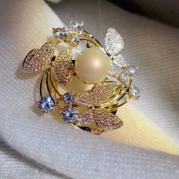 Мултифункционална брошка за шал с катарама, от сплав, форма пеперуда-цвете, акценти от мидиеви мъниста, електроплакирана, за жени