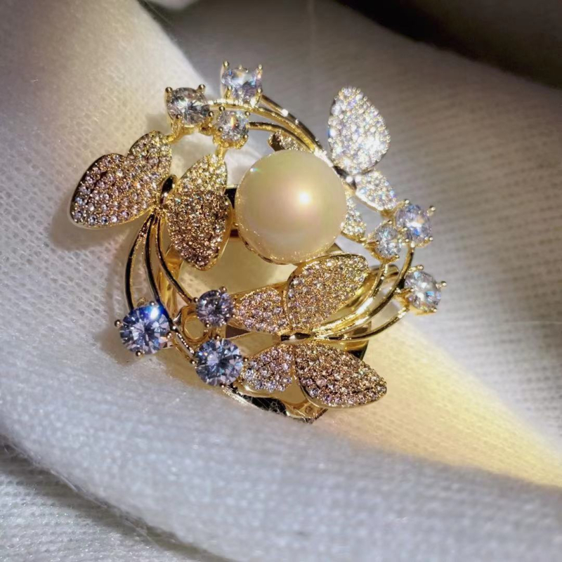 Мултифункционална брошка за шал с катарама, от сплав, форма пеперуда-цвете, акценти от мидиеви мъниста, електроплакирана, за жени