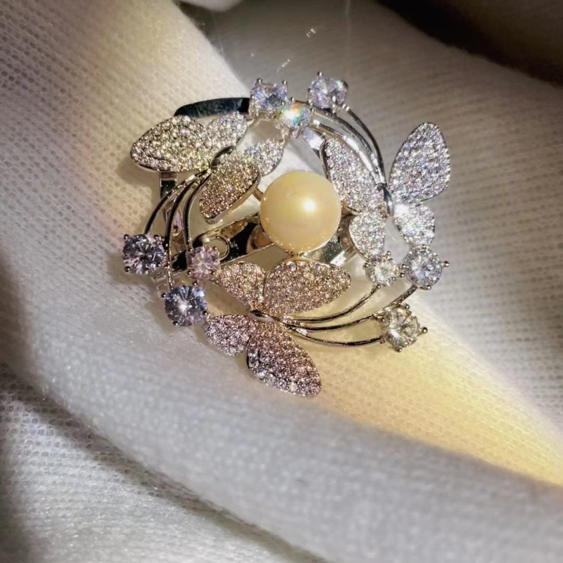 Мултифункционална брошка за шал с катарама, от сплав, форма пеперуда-цвете, акценти от мидиеви мъниста, електроплакирана, за жени