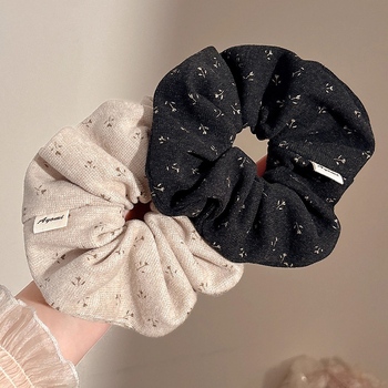 Scrunchie tricotat cu flori mici, bandă de păr din material textil, lucrat manual, inspirație japoneză/coreeană, stil proaspăt și dulce, iarna 2025