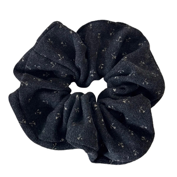 Scrunchie tricotat cu flori mici, bandă de păr din material textil, lucrat manual, inspirație japoneză/coreeană, stil proaspăt și dulce, iarna 2025