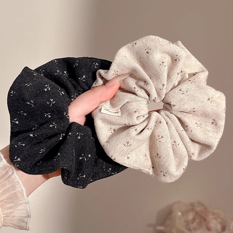 Scrunchie tricotat cu flori mici, bandă de păr din material textil, lucrat manual, inspirație japoneză/coreeană, stil proaspăt și dulce, iarna 2025