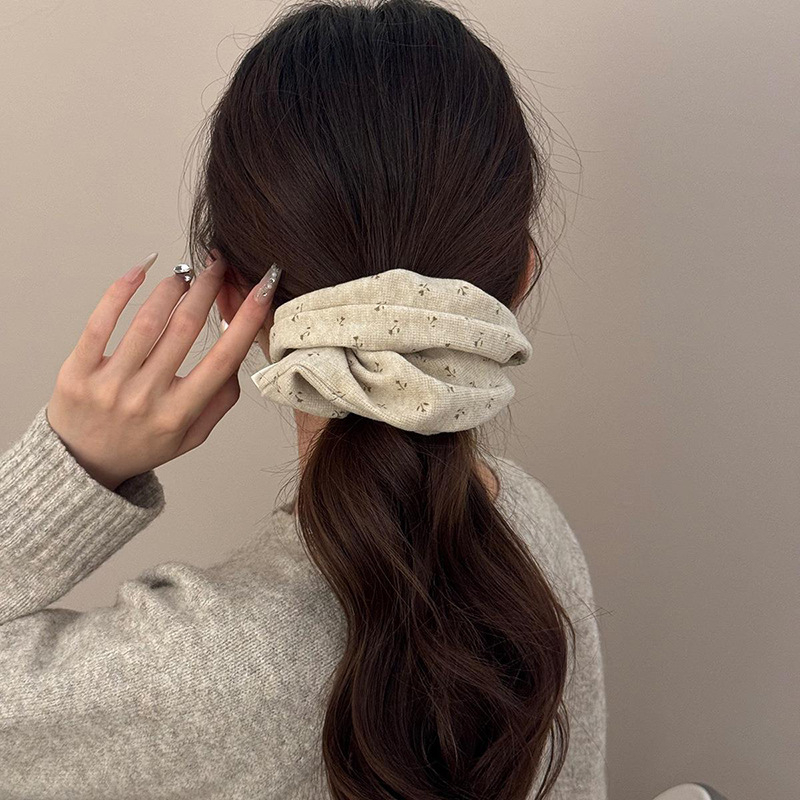 Scrunchie tricotat cu flori mici, bandă de păr din material textil, lucrat manual, inspirație japoneză/coreeană, stil proaspăt și dulce, iarna 2025
