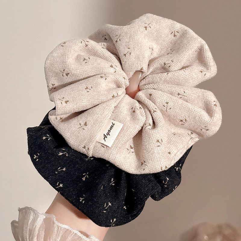 Scrunchie tricotat cu flori mici, bandă de păr din material textil, lucrat manual, inspirație japoneză/coreeană, stil proaspăt și dulce, iarna 2025