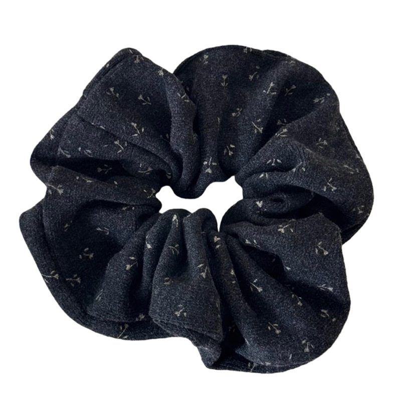 Scrunchie tricotat cu flori mici, bandă de păr din material textil, lucrat manual, inspirație japoneză/coreeană, stil proaspăt și dulce, iarna 2025