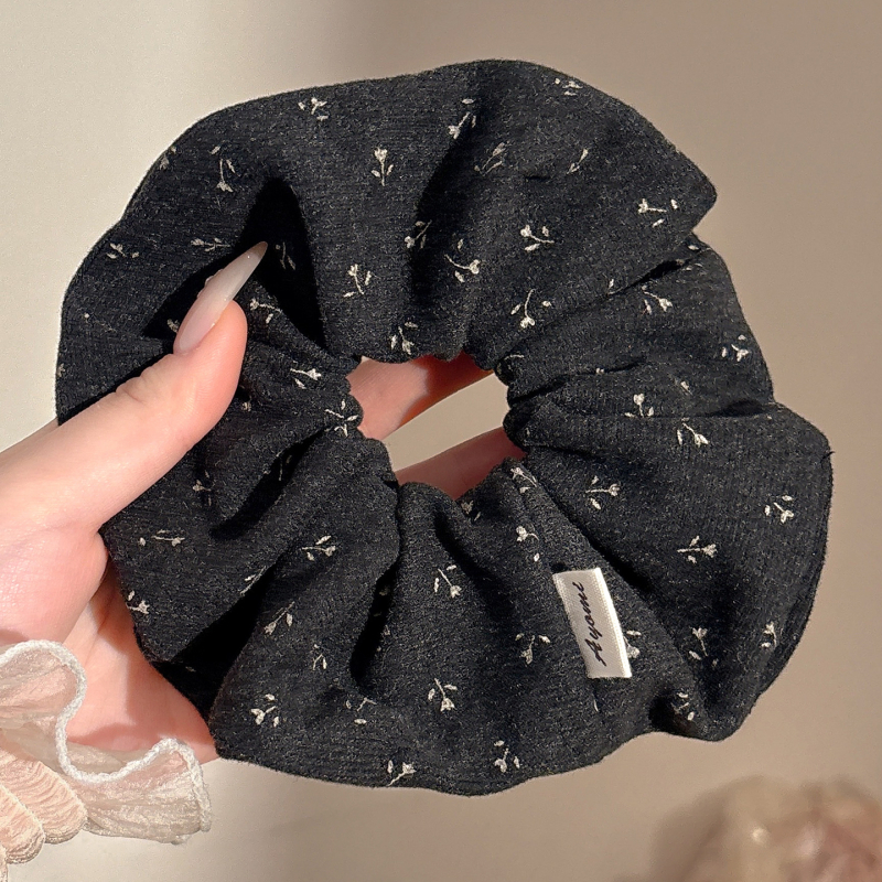 Scrunchie tricotat cu flori mici, bandă de păr din material textil, lucrat manual, inspirație japoneză/coreeană, stil proaspăt și dulce, iarna 2025