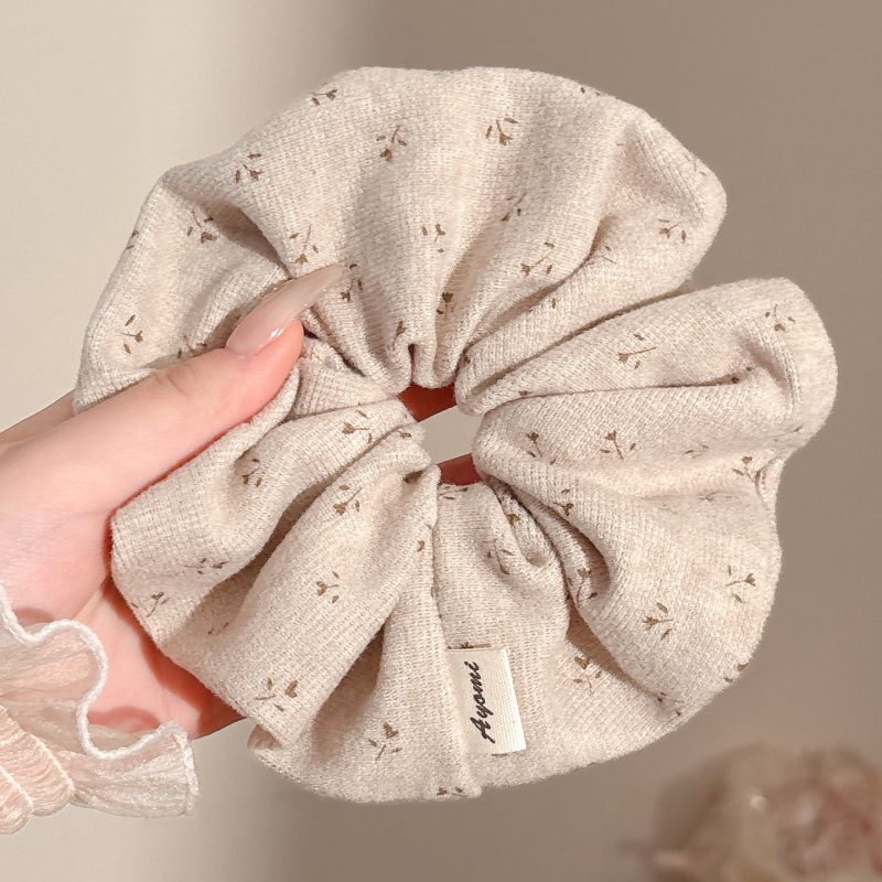 Scrunchie tricotat cu flori mici, bandă de păr din material textil, lucrat manual, inspirație japoneză/coreeană, stil proaspăt și dulce, iarna 2025