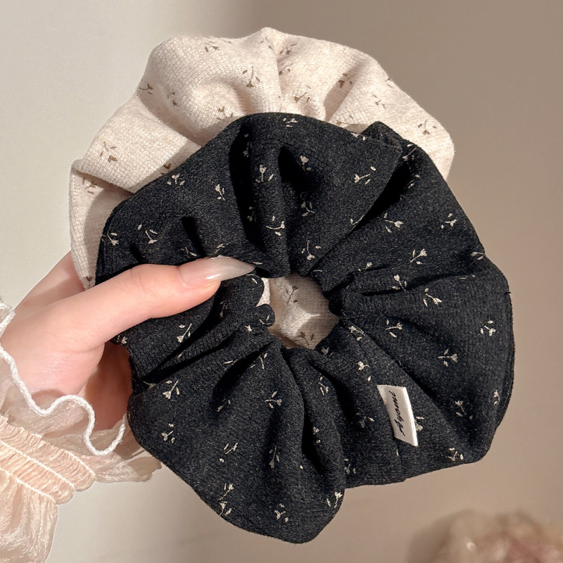 Scrunchie tricotat cu flori mici, bandă de păr din material textil, lucrat manual, inspirație japoneză/coreeană, stil proaspăt și dulce, iarna 2025