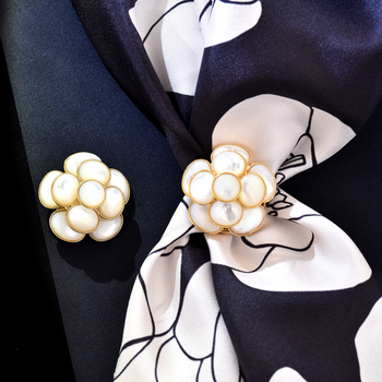 Broșă din cupru, în formă de floare, mozaic din sidef, placare electrolitică