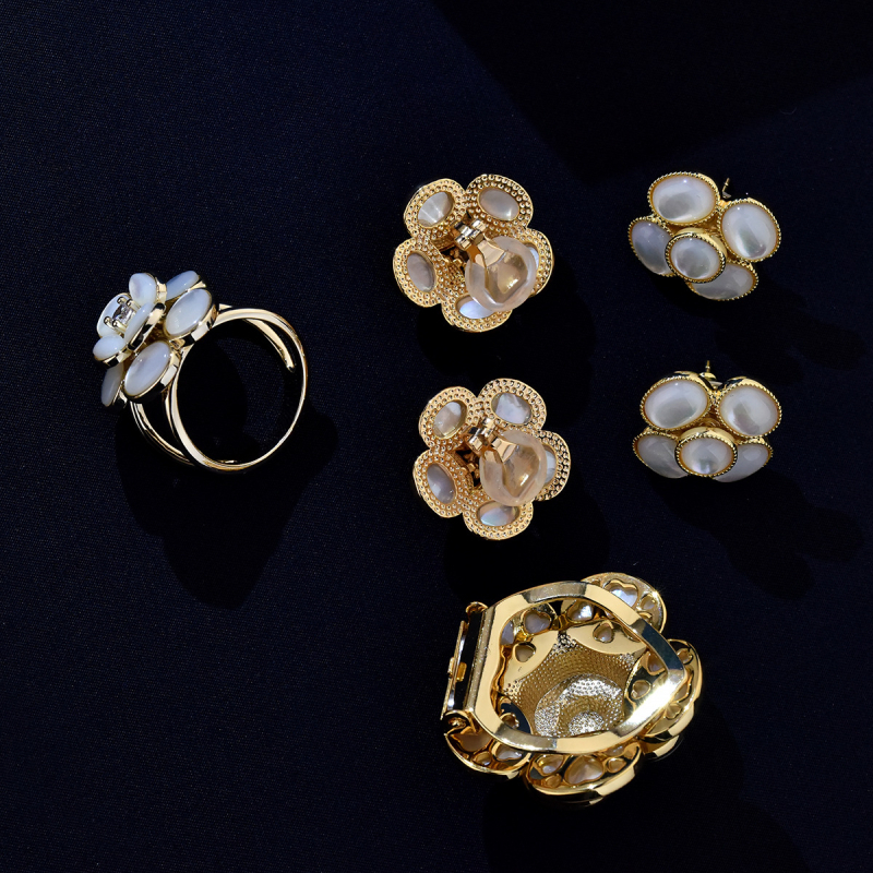 Broșă din cupru, în formă de floare, mozaic din sidef, placare electrolitică