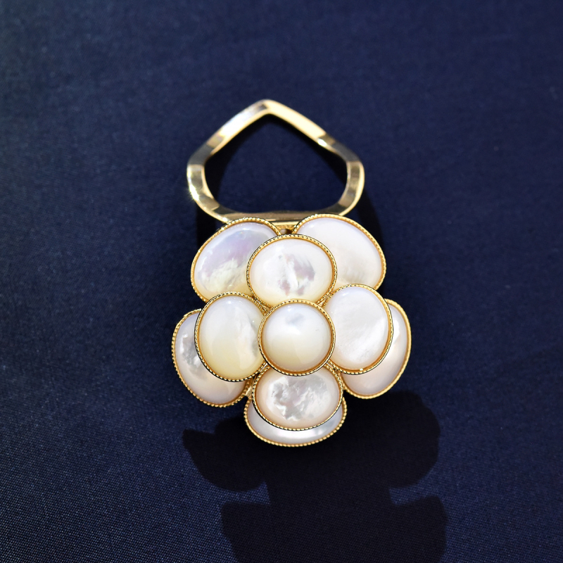 Broșă din cupru, în formă de floare, mozaic din sidef, placare electrolitică