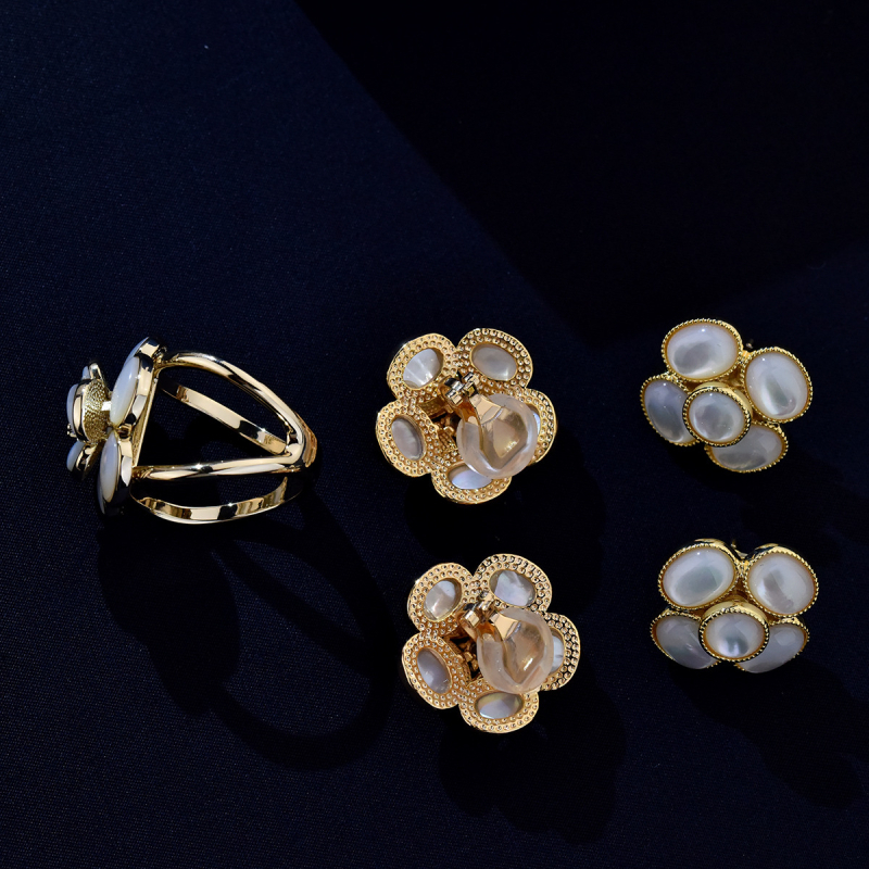 Broșă din cupru, în formă de floare, mozaic din sidef, placare electrolitică