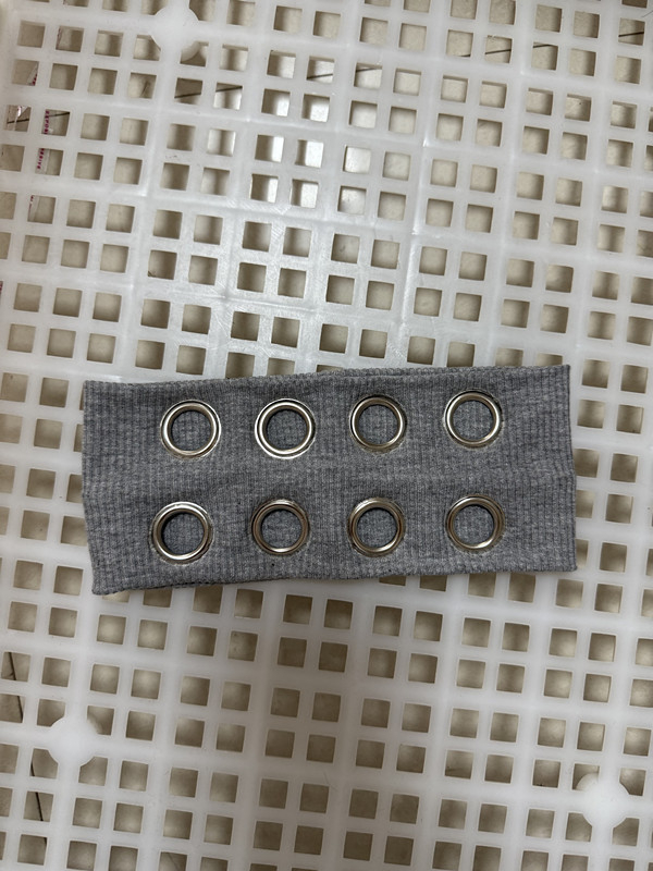 Elastne otsmikupann metallrõngaga, lai äär, retro punk stiil, 2025. aasta kevad