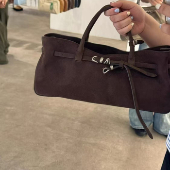 Városi minimalist PU táska, vízszintes négyzetes formával, cipzáros nyitással és több belső zsebbel.