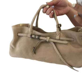 Városi minimalist PU táska, vízszintes négyzetes formával, cipzáros nyitással és több belső zsebbel.