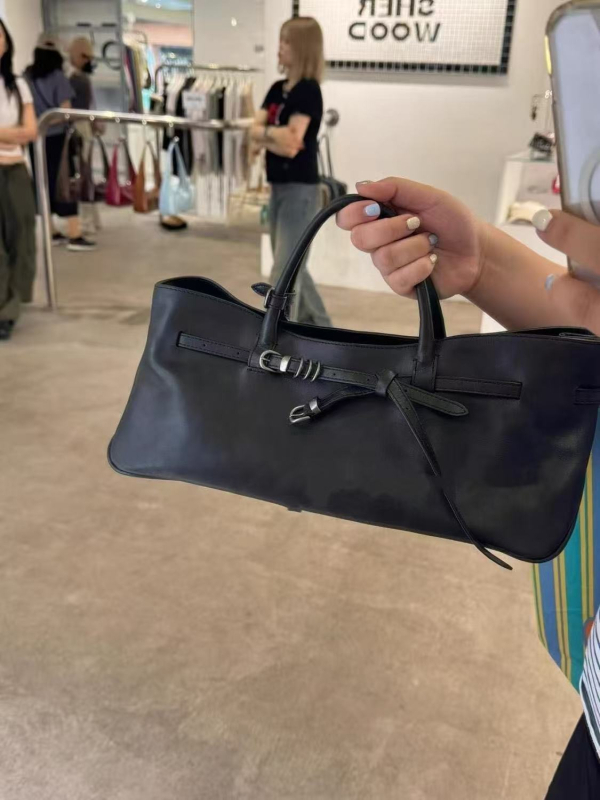 Városi minimalist PU táska, vízszintes négyzetes formával, cipzáros nyitással és több belső zsebbel.