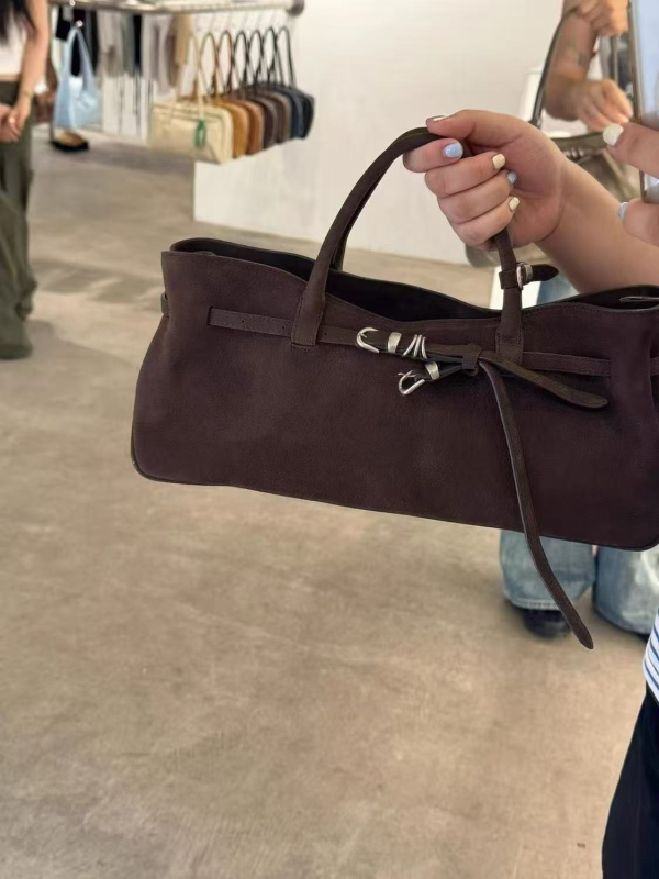 Városi minimalist PU táska, vízszintes négyzetes formával, cipzáros nyitással és több belső zsebbel.