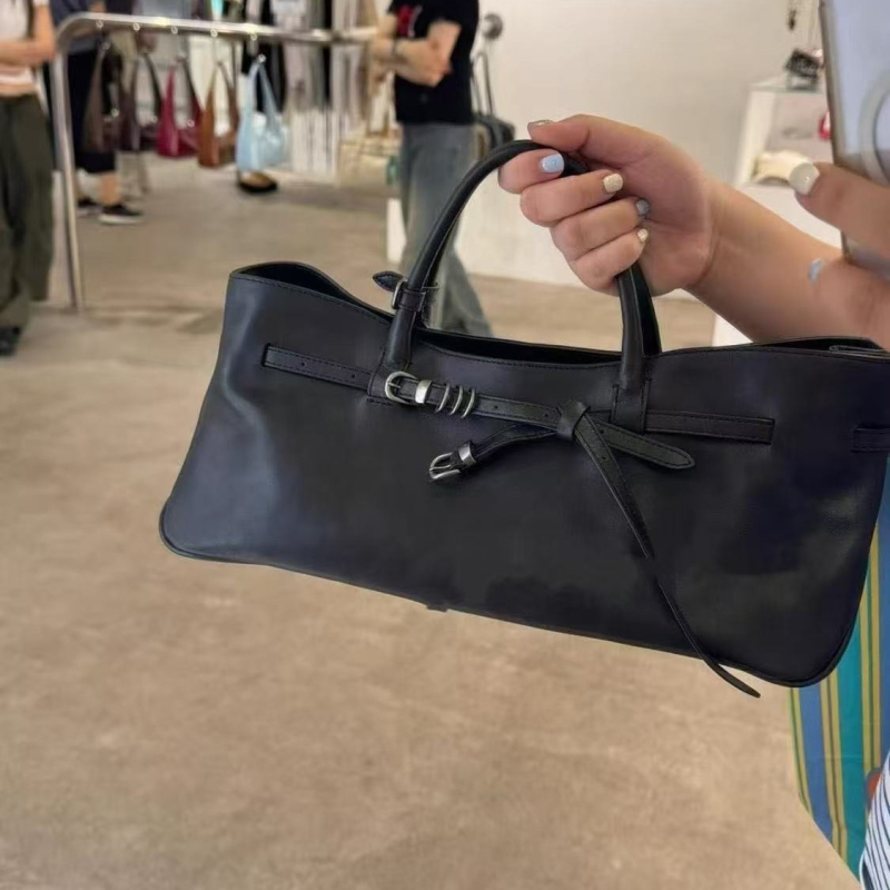 Városi minimalist PU táska, vízszintes négyzetes formával, cipzáros nyitással és több belső zsebbel.