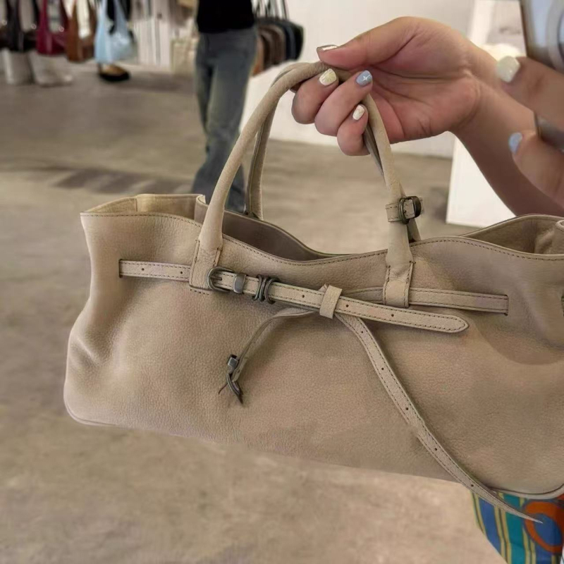 Városi minimalist PU táska, vízszintes négyzetes formával, cipzáros nyitással és több belső zsebbel.