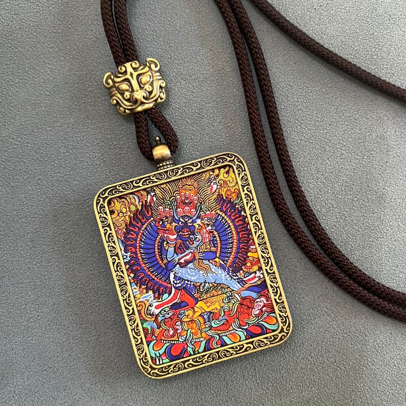 Pandant Thangka cu Zeul Bogăției al Căilor Cinci — design tibetan, aliaj, motive: constelații/geometrii/animale/zodii/litere, placare electrolitică, origine Hebei, lansare primăvara 2023