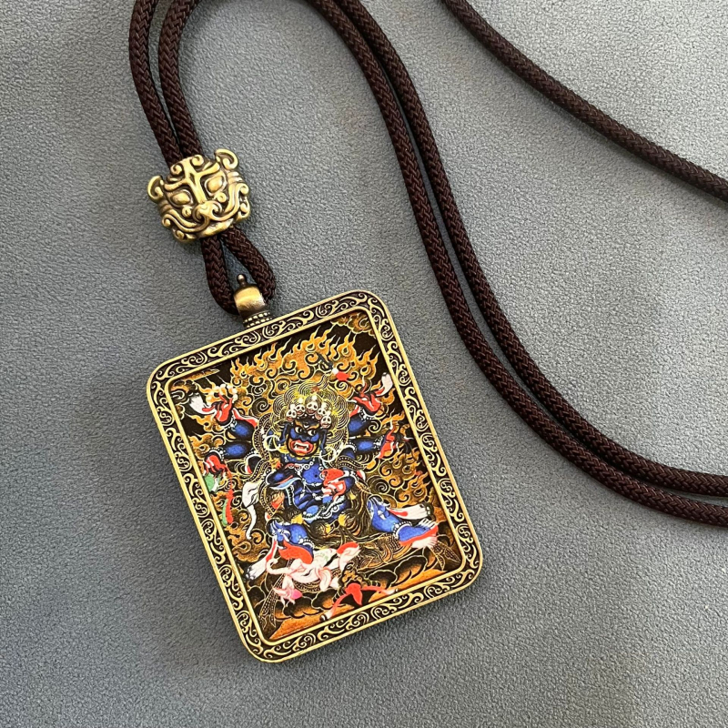 Pandant Thangka cu Zeul Bogăției al Căilor Cinci — design tibetan, aliaj, motive: constelații/geometrii/animale/zodii/litere, placare electrolitică, origine Hebei, lansare primăvara 2023