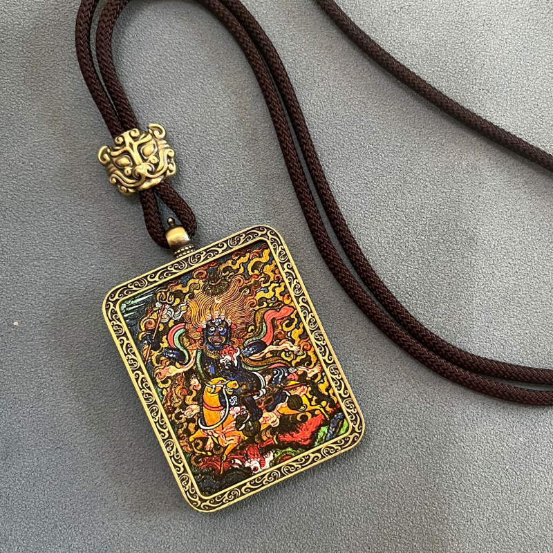 Pandant Thangka cu Zeul Bogăției al Căilor Cinci — design tibetan, aliaj, motive: constelații/geometrii/animale/zodii/litere, placare electrolitică, origine Hebei, lansare primăvara 2023