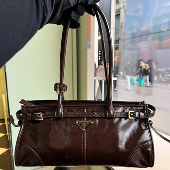 PU anyagú válltáska – városi egyszerűség, horizontális négyszögletes forma, cipzáras nyitás, poliészter bélés