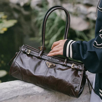 PU anyagú válltáska – városi egyszerűség, horizontális négyszögletes forma, cipzáras nyitás, poliészter bélés