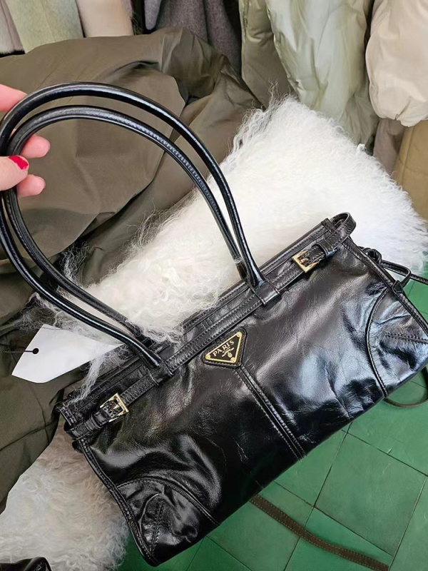 PU anyagú válltáska – városi egyszerűség, horizontális négyszögletes forma, cipzáras nyitás, poliészter bélés