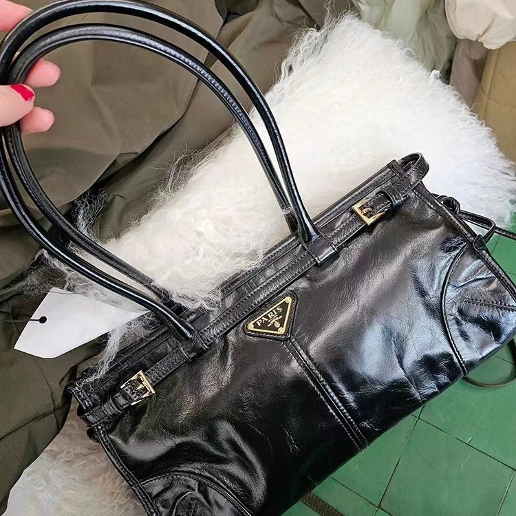 PU anyagú válltáska – városi egyszerűség, horizontális négyszögletes forma, cipzáras nyitás, poliészter bélés