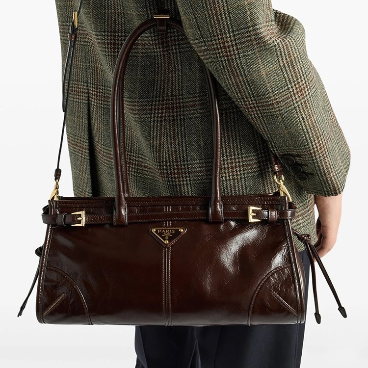 PU anyagú válltáska – városi egyszerűség, horizontális négyszögletes forma, cipzáras nyitás, poliészter bélés