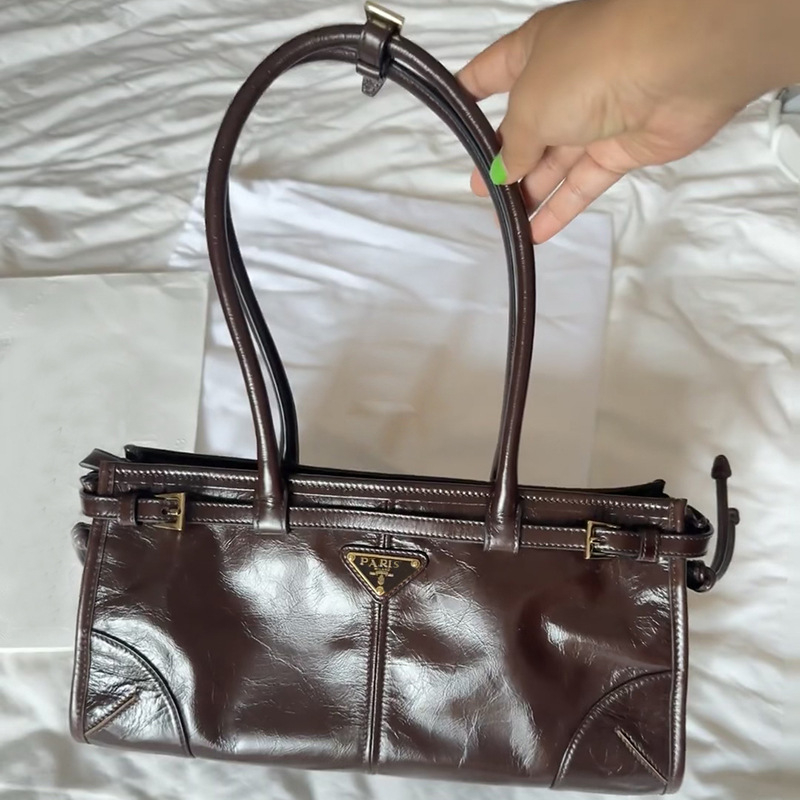 PU anyagú válltáska – városi egyszerűség, horizontális négyszögletes forma, cipzáras nyitás, poliészter bélés