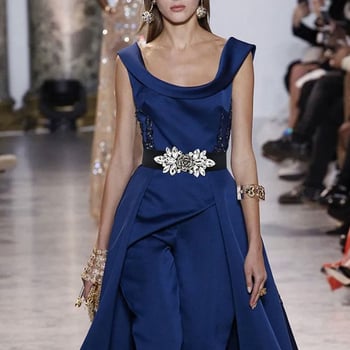 Női ruha széles övvel és virágos csattal, műbőr anyagú, csat ötvözet, snap-zárás, >4 cm szélesség, elektroplating felület