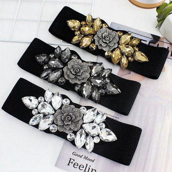 Női ruha széles övvel és virágos csattal, műbőr anyagú, csat ötvözet, snap-zárás, >4 cm szélesség, elektroplating felület