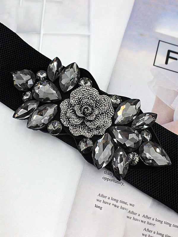 Női ruha széles övvel és virágos csattal, műbőr anyagú, csat ötvözet, snap-zárás, >4 cm szélesség, elektroplating felület