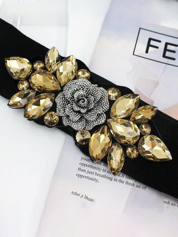 Női ruha széles övvel és virágos csattal, műbőr anyagú, csat ötvözet, snap-zárás, >4 cm szélesség, elektroplating felület