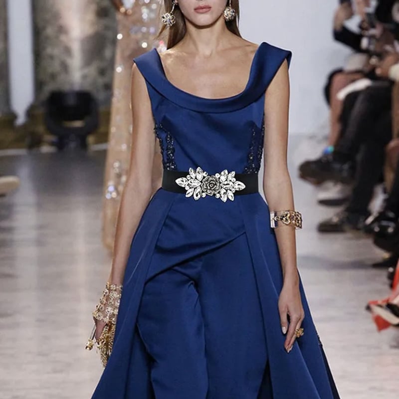 Női ruha széles övvel és virágos csattal, műbőr anyagú, csat ötvözet, snap-zárás, >4 cm szélesség, elektroplating felület