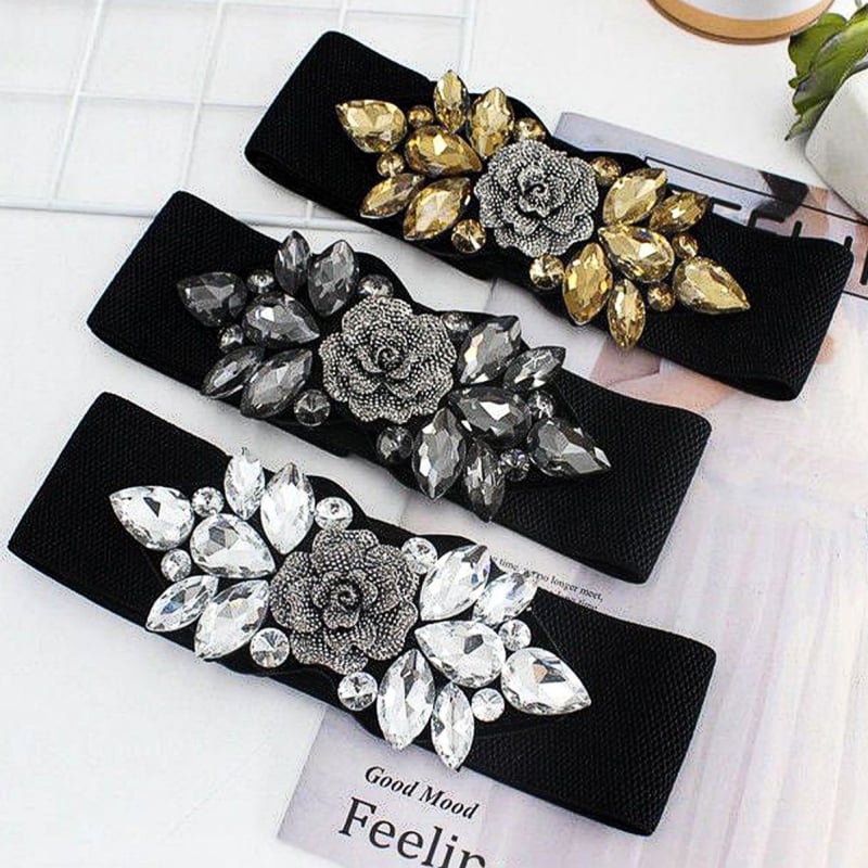 Női ruha széles övvel és virágos csattal, műbőr anyagú, csat ötvözet, snap-zárás, >4 cm szélesség, elektroplating felület