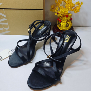 Σανδάλια με έναν ιμάντα από σατέν, δάκτυλο σε σχήμα ψαριού, λεπτό τακούνι άνω των 8 cm, κούμπωμα με μία γραμμή