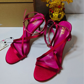 Σανδάλια με έναν ιμάντα από σατέν, δάκτυλο σε σχήμα ψαριού, λεπτό τακούνι άνω των 8 cm, κούμπωμα με μία γραμμή