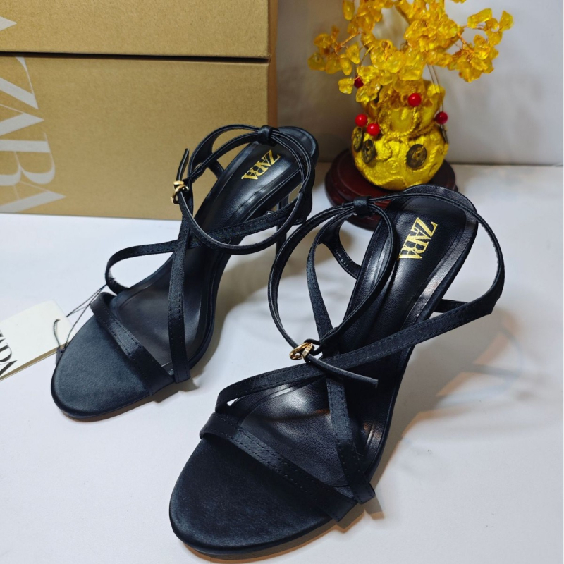 Σανδάλια με έναν ιμάντα από σατέν, δάκτυλο σε σχήμα ψαριού, λεπτό τακούνι άνω των 8 cm, κούμπωμα με μία γραμμή