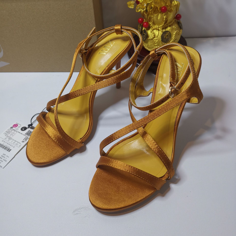 Σανδάλια με έναν ιμάντα από σατέν, δάκτυλο σε σχήμα ψαριού, λεπτό τακούνι άνω των 8 cm, κούμπωμα με μία γραμμή