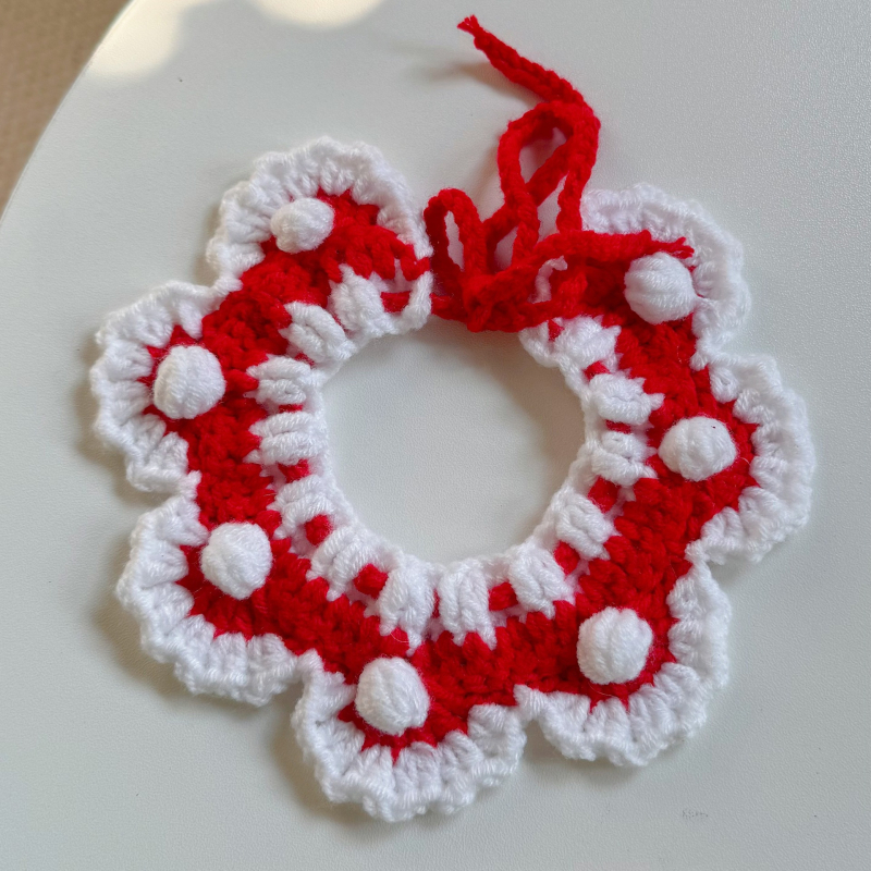 Adīts suņu un kaķu šall-bib, karikatūras raksts, vilna, roku adījums, izšūšana, četras sezonas