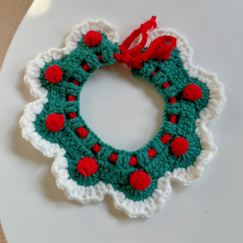 Adīts suņu un kaķu šall-bib, karikatūras raksts, vilna, roku adījums, izšūšana, četras sezonas