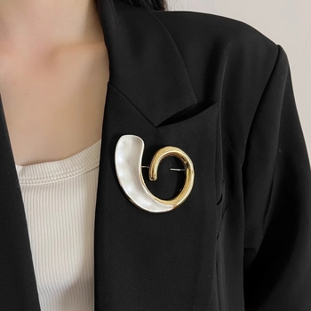Брошка за жени – сърцевидно-геометрична форма, електроплакирана, декоративна, смесени материали, пролет 2025