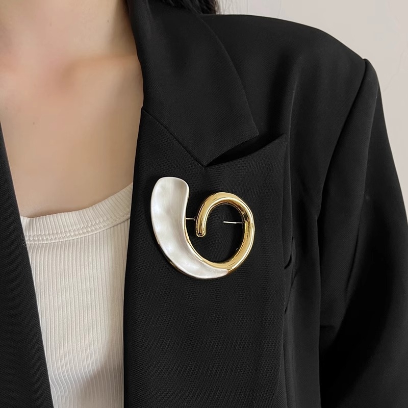 Брошка за жени – сърцевидно-геометрична форма, електроплакирана, декоративна, смесени материали, пролет 2025