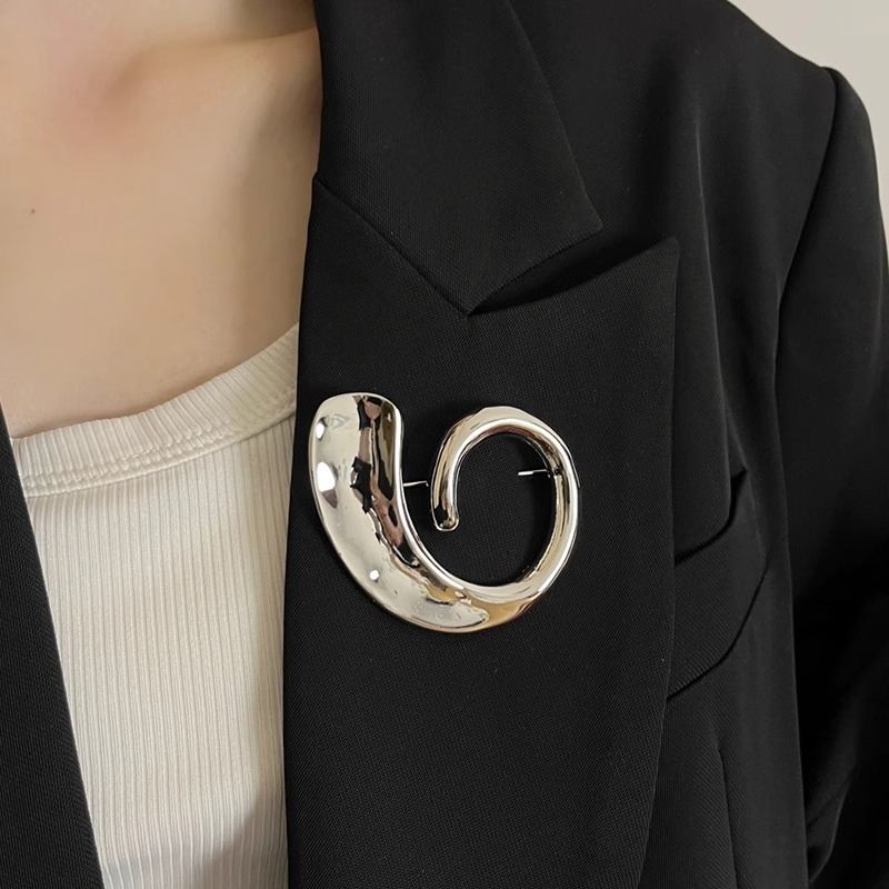 Брошка за жени – сърцевидно-геометрична форма, електроплакирана, декоративна, смесени материали, пролет 2025